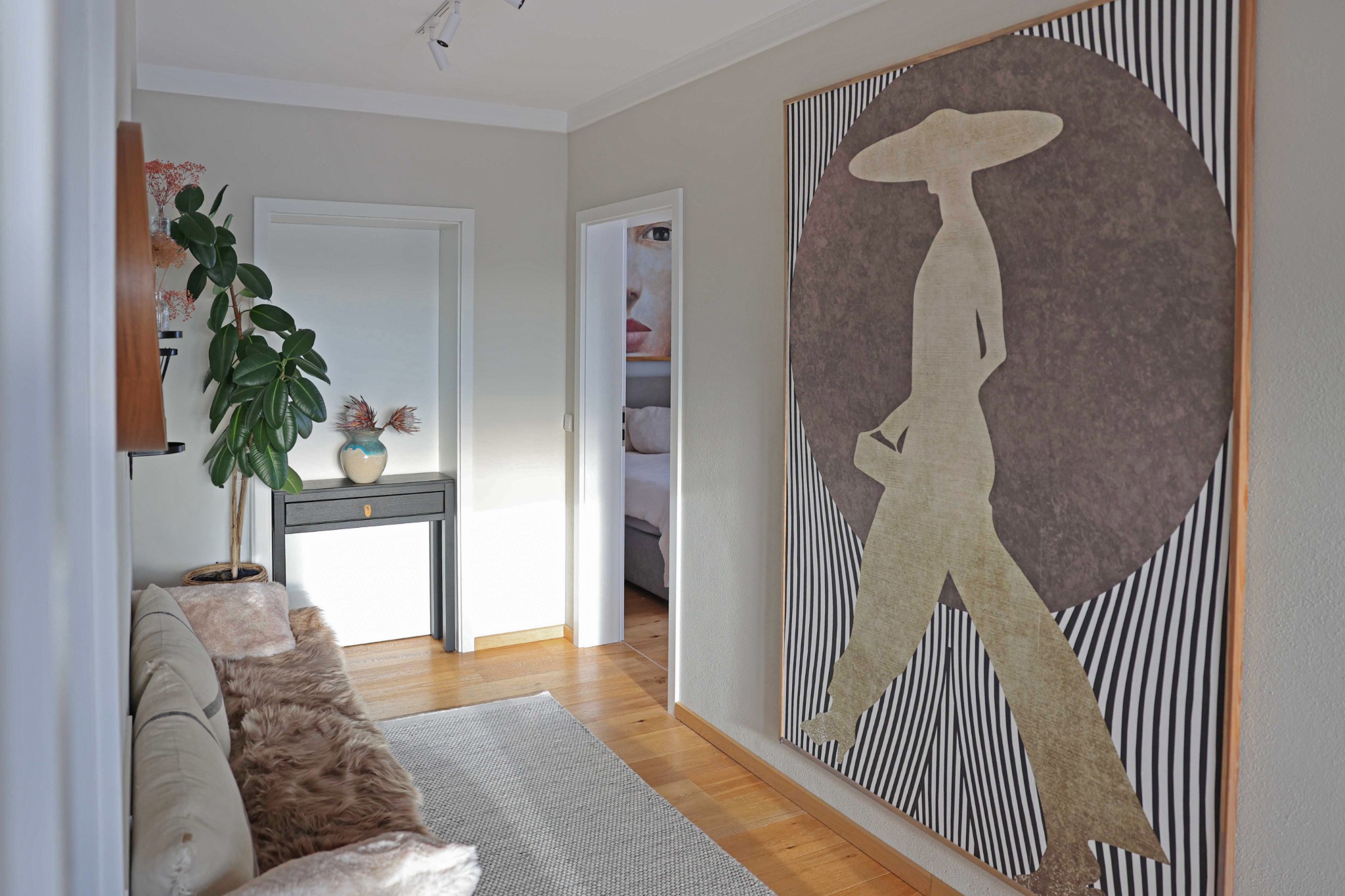 Heller Flur mit großformatiger Wandkunst