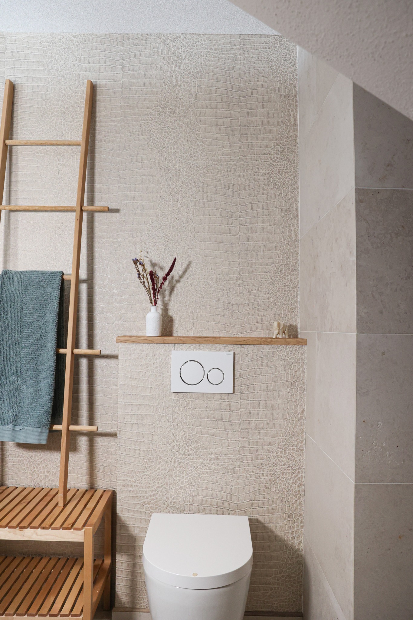 Badezimmer mit strukturierter Wand und Holzleiter