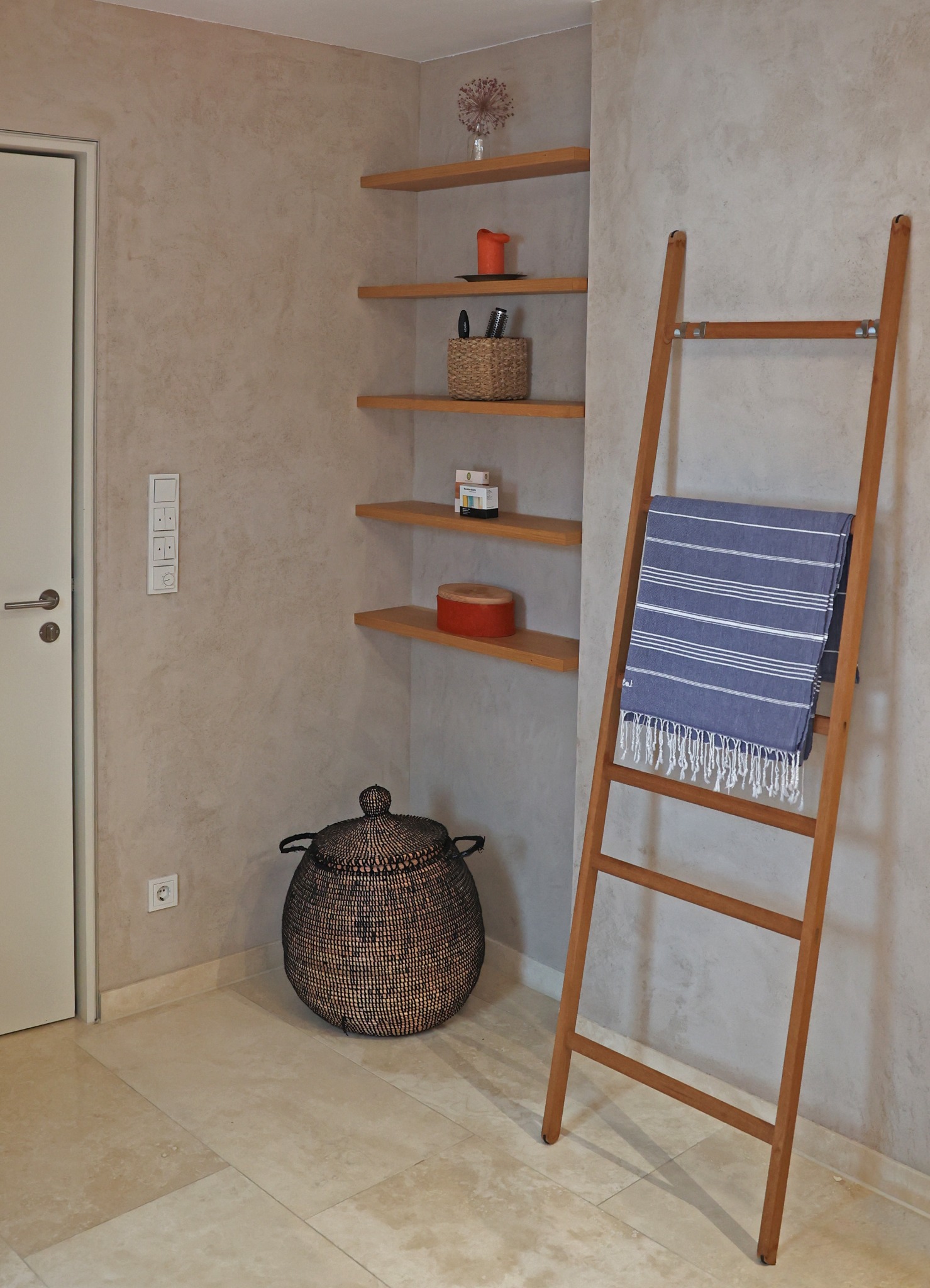 Badezimmer mit Holzleiter und offenen Ablagen