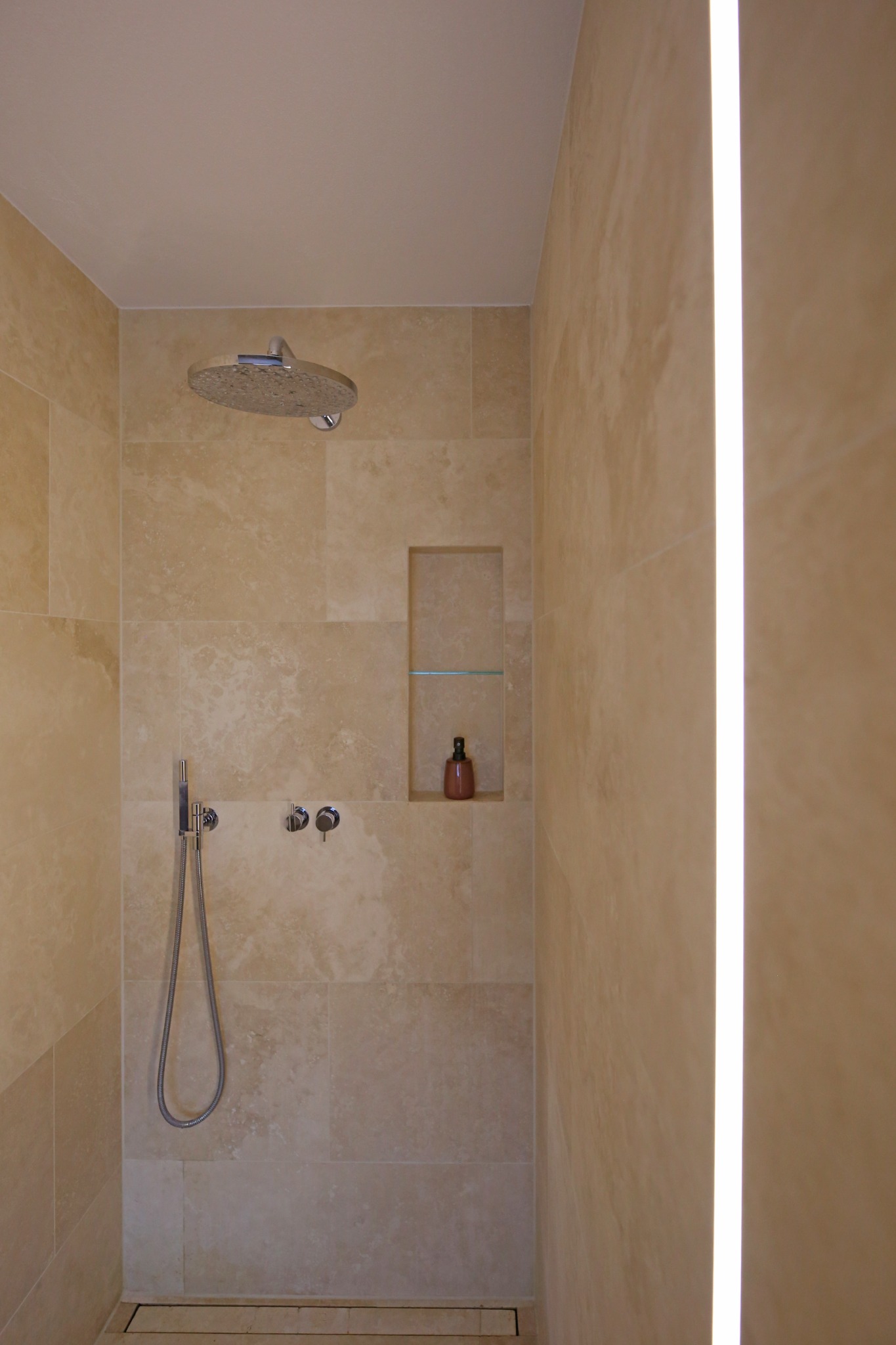 Dusche mit vertikaler Lichtlinie