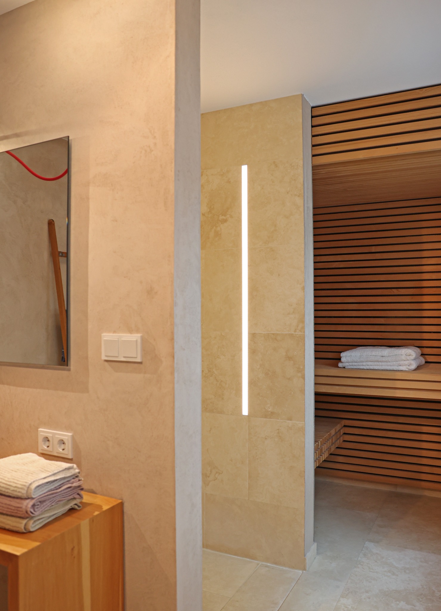 Übergang vom Badezimmer in eine Holzsauna
