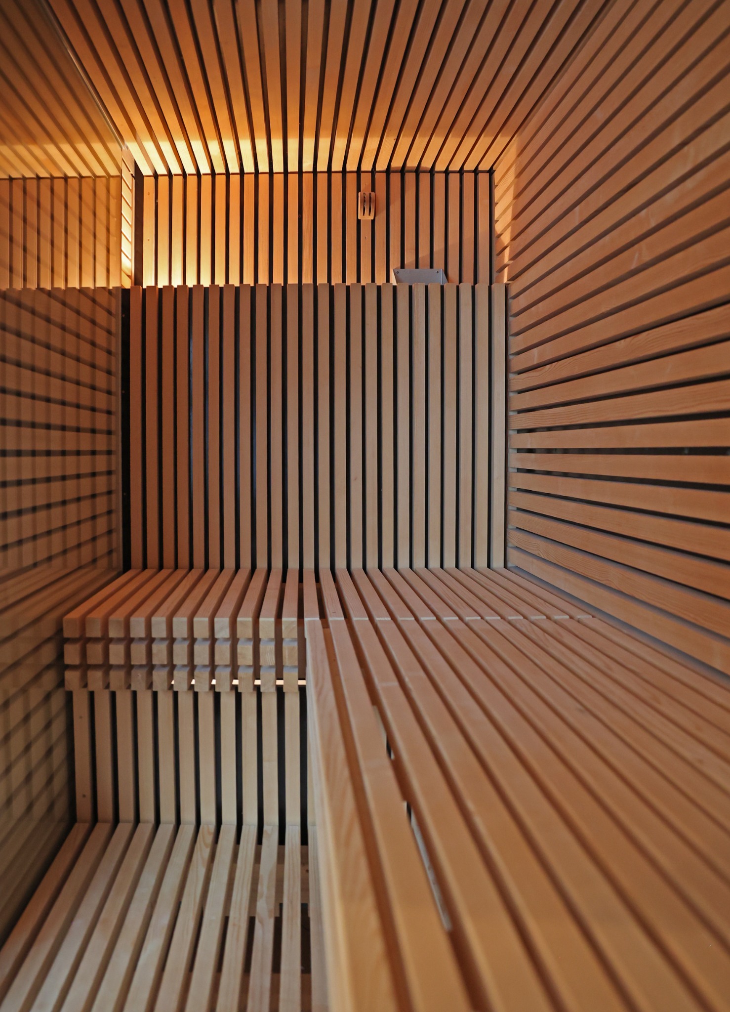 Sauna mit horizontalen Holzlamellen