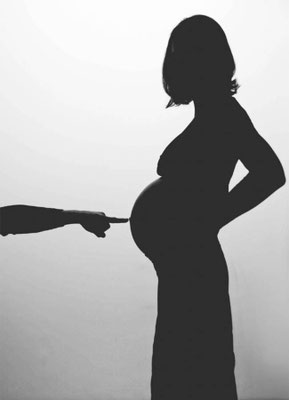 Schwarz-Weiß-Silhouette einer schwangeren Frau