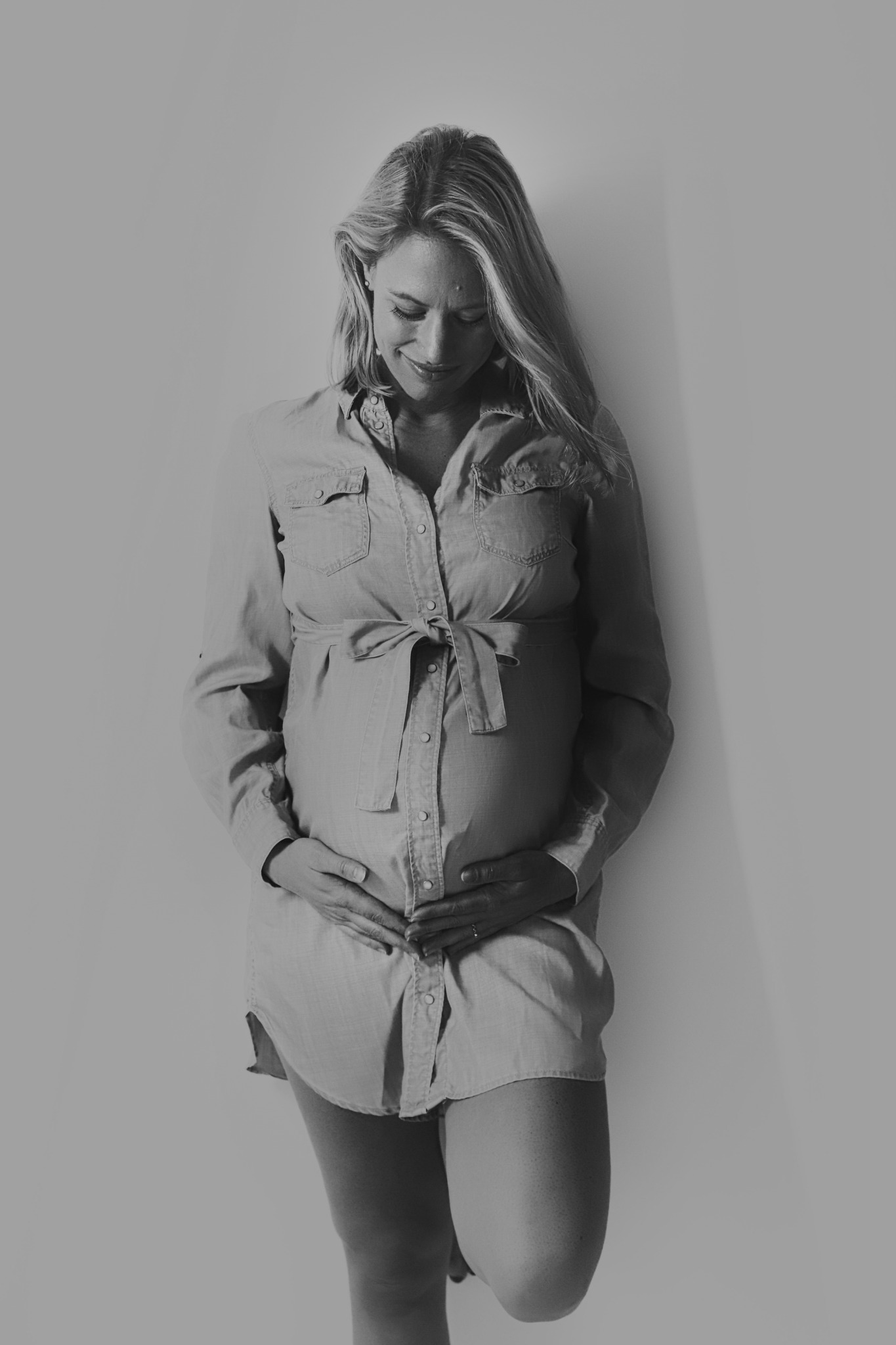 Schwangere Frau bei einem natürlichen Babybauch-Fotoshooting in Eichstätt