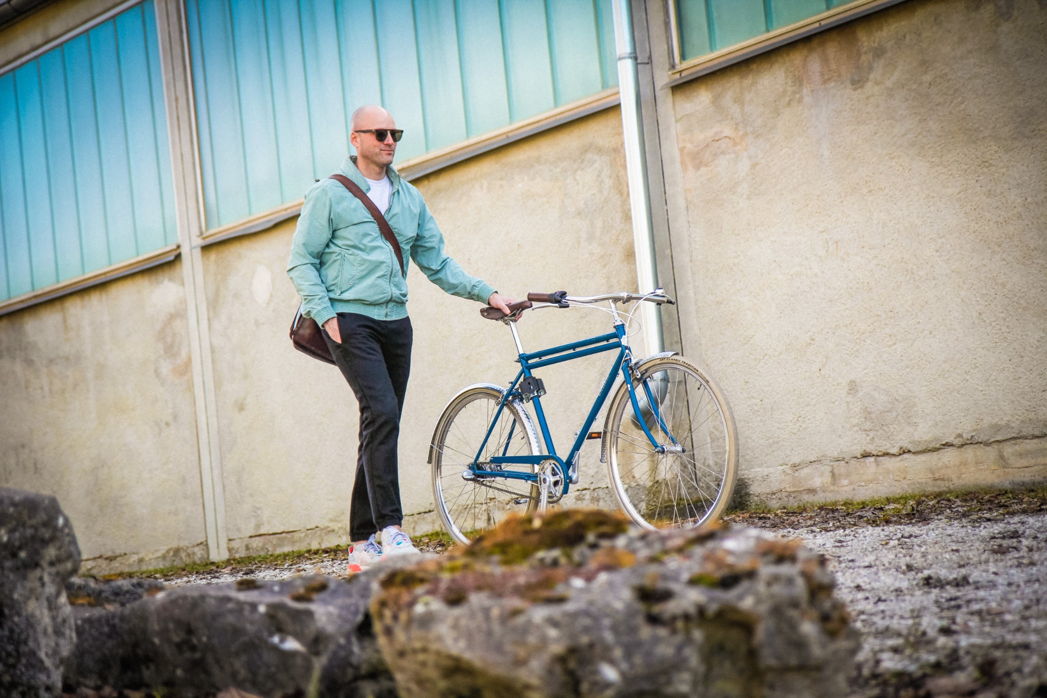 Unternehmer mit Fahrrad vor moderner Architektur