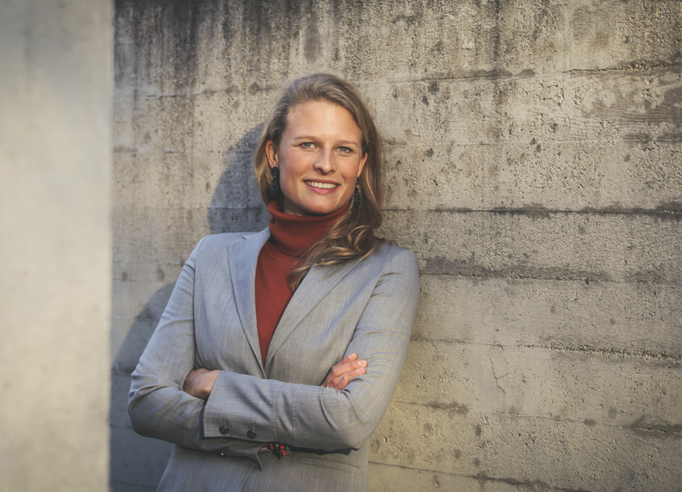 Businessportrait einer Frau vor einer Betonwand