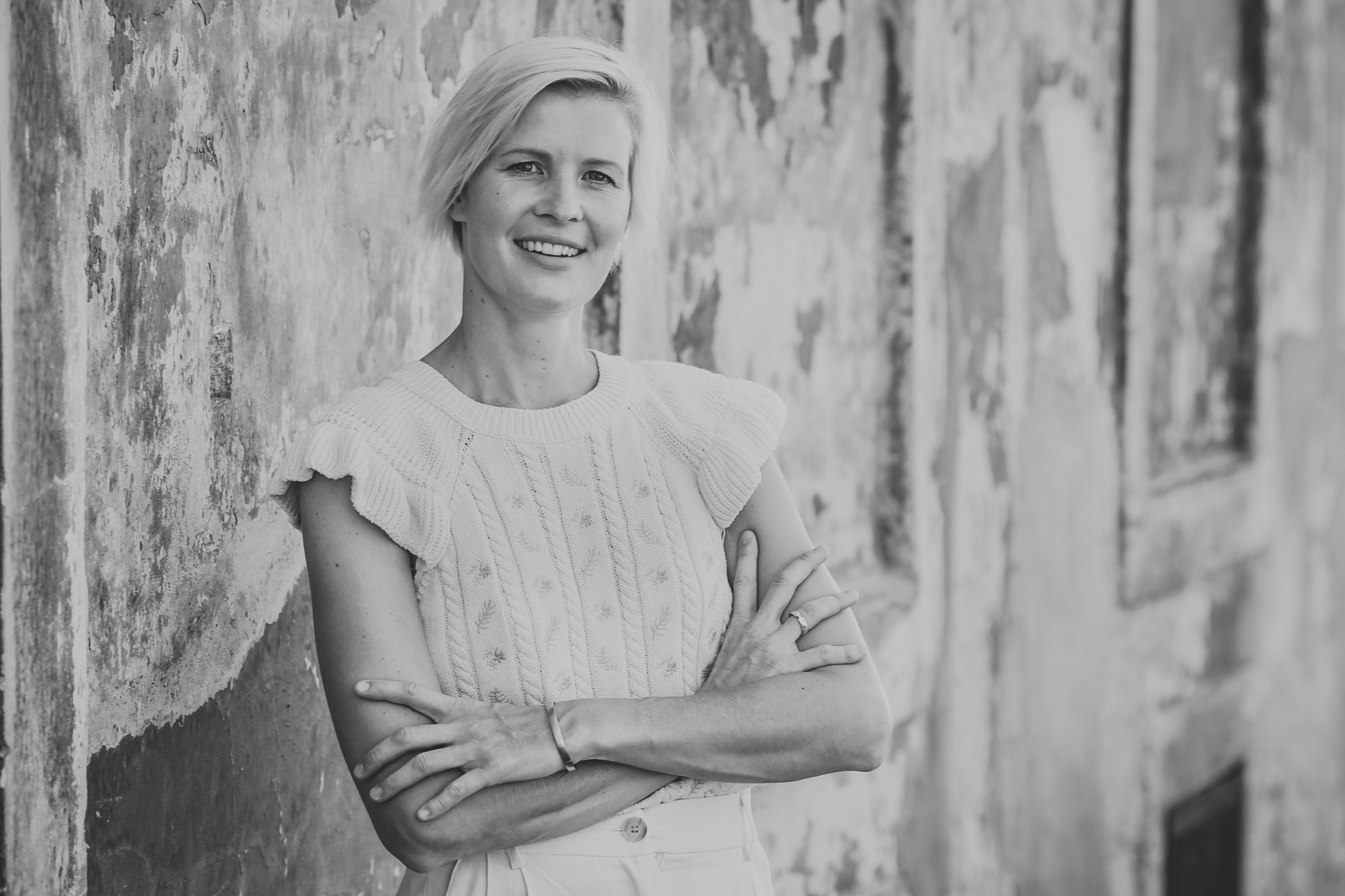 Natürliches Businessportrait einer Frau in Schwarz-Weiß