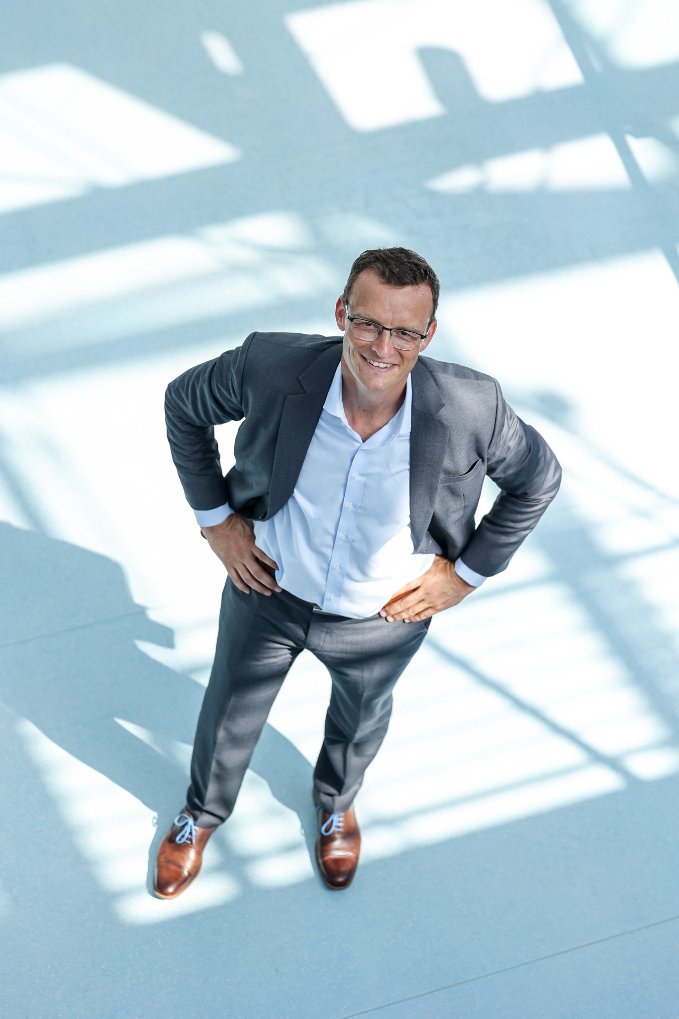 Businessportrait aus ungewöhnlicher Vogelperspektive
