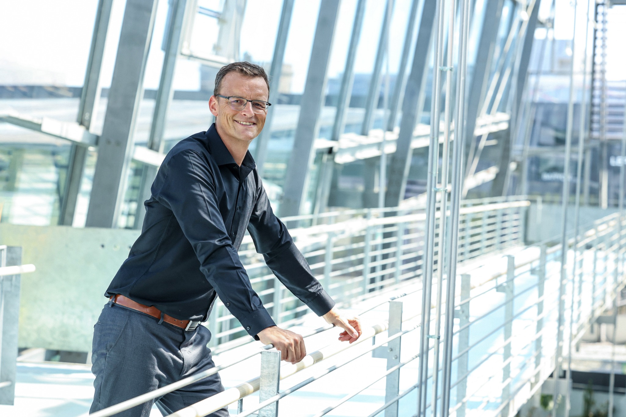 Professionelles Businessportrait eines Unternehmers in moderner Architektur