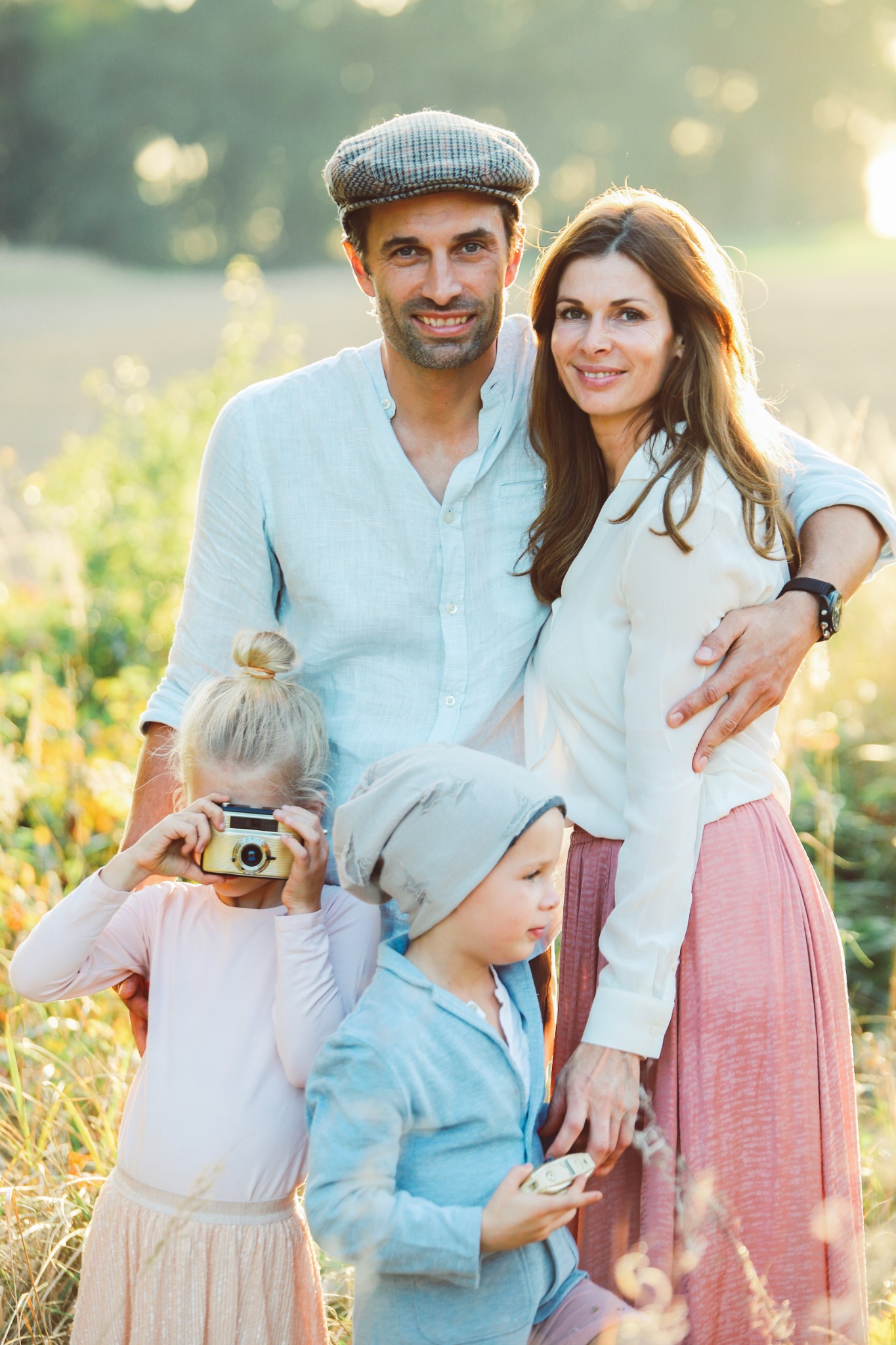 Familie mit zwei Kindern und kleinen Kameras bei einem Outdoor-Shooting