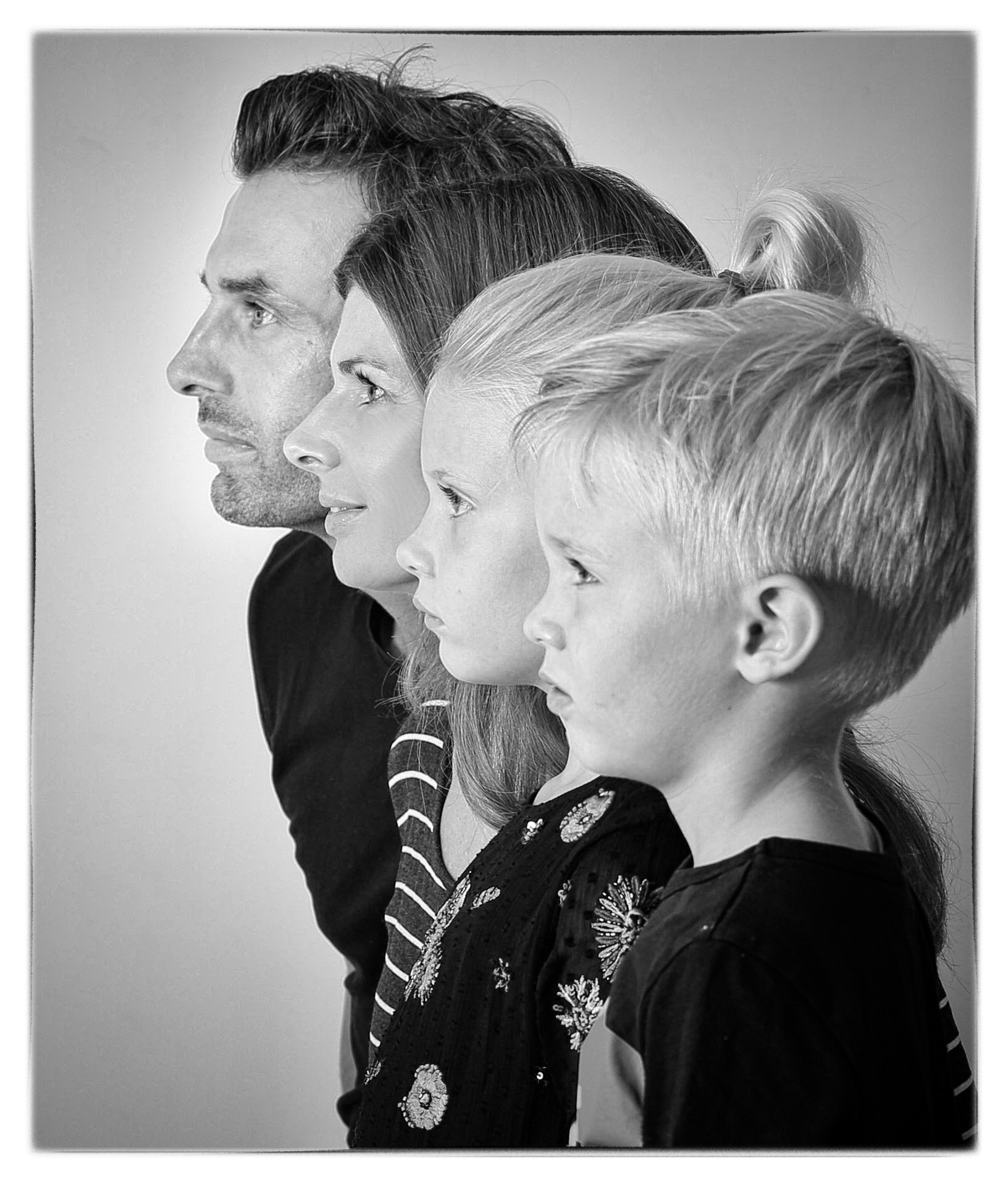 Schwarz-Weiß-Porträt einer Familie mit zwei Kindern im Fotostudio in Eichstätt