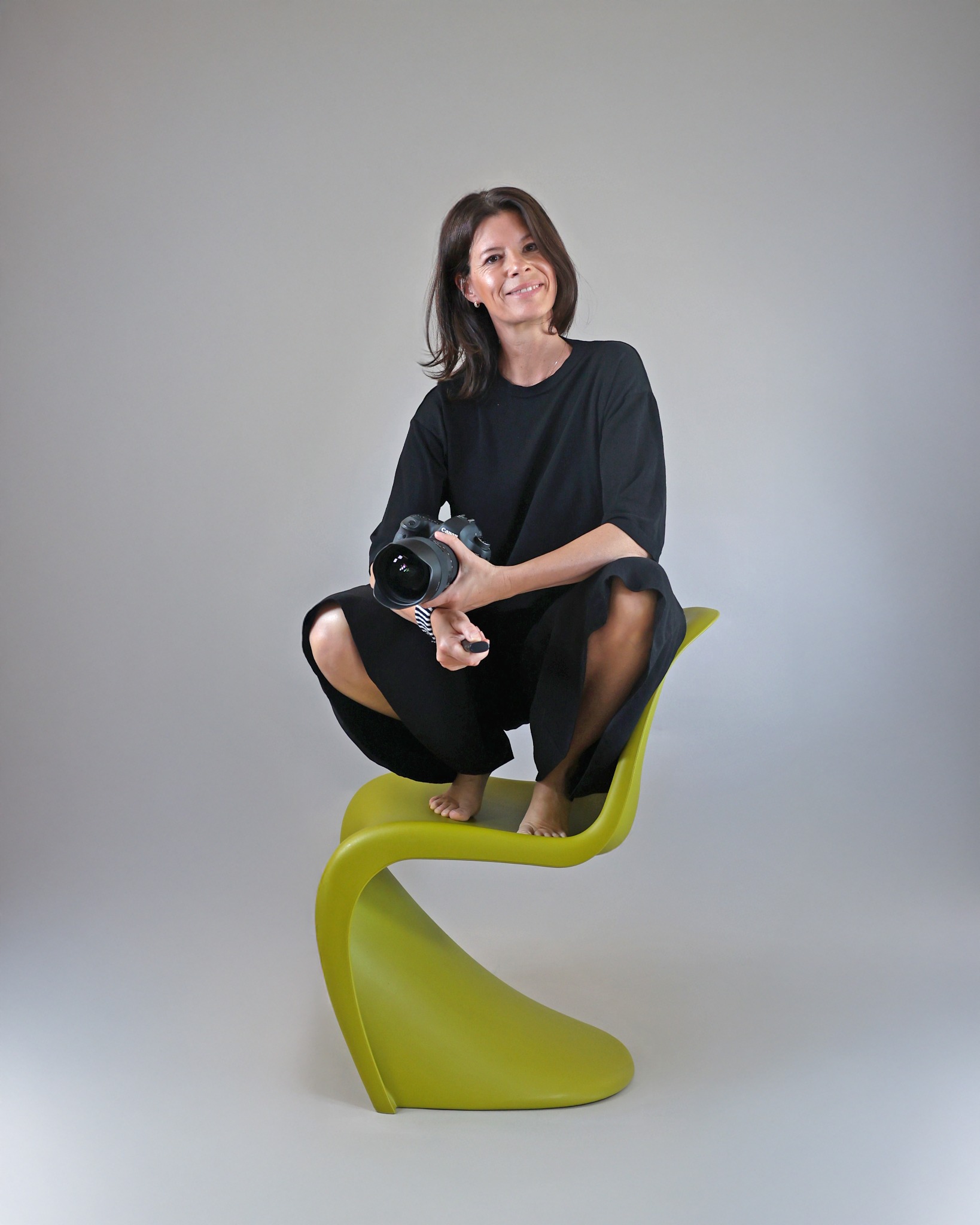Fotografin Natalie Sieblitz mit ihrer Kamera im Studio 12