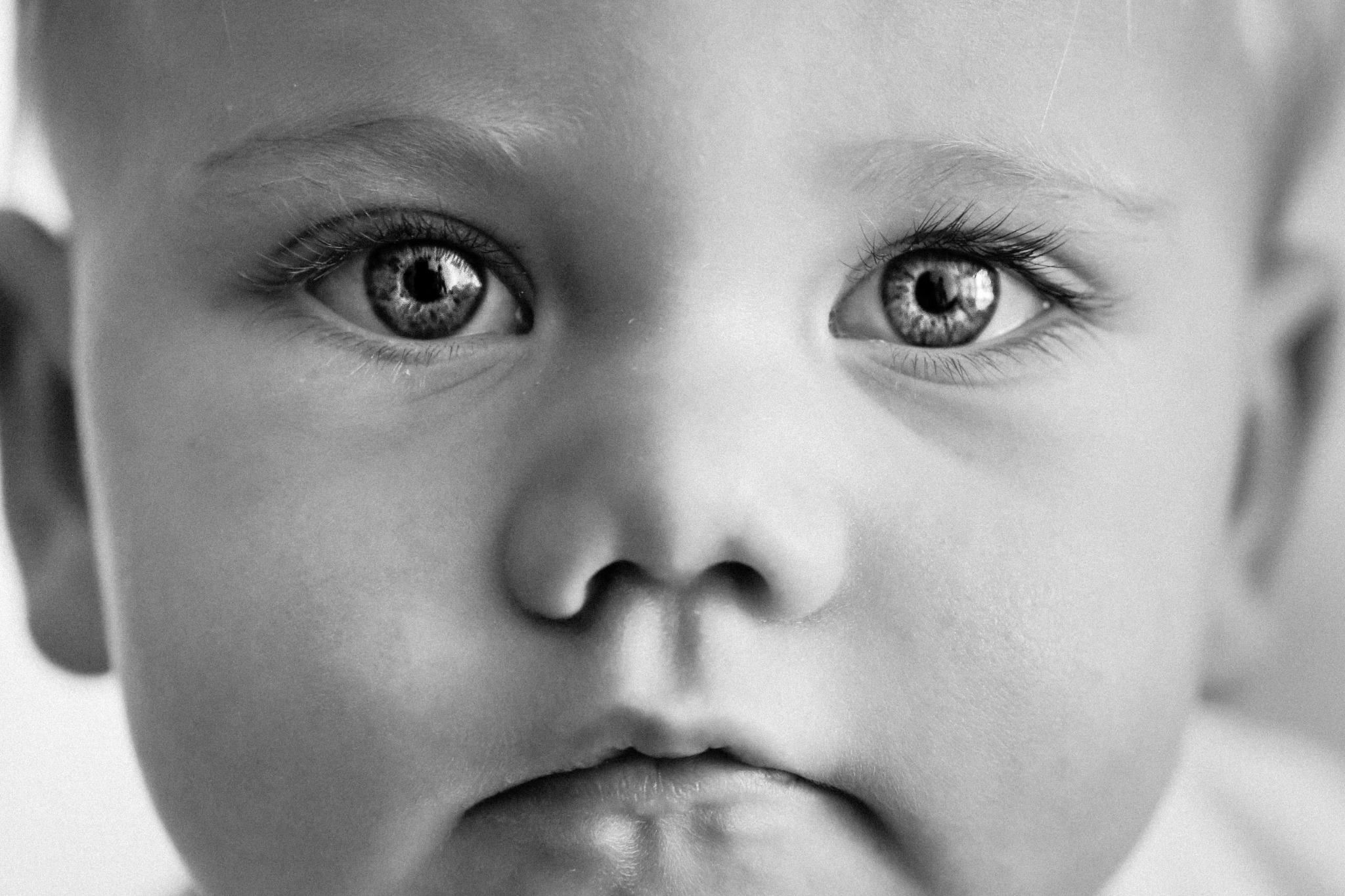 Ausdrucksstarkes Schwarz-Weiß-Porträt eines Babys mit großen Augen