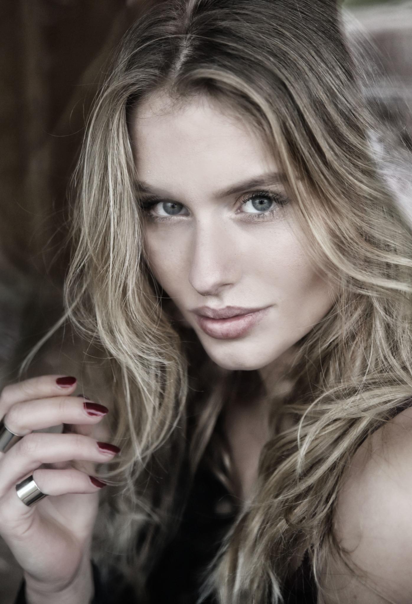 Nahes Beauty-Portrait einer blonden Frau