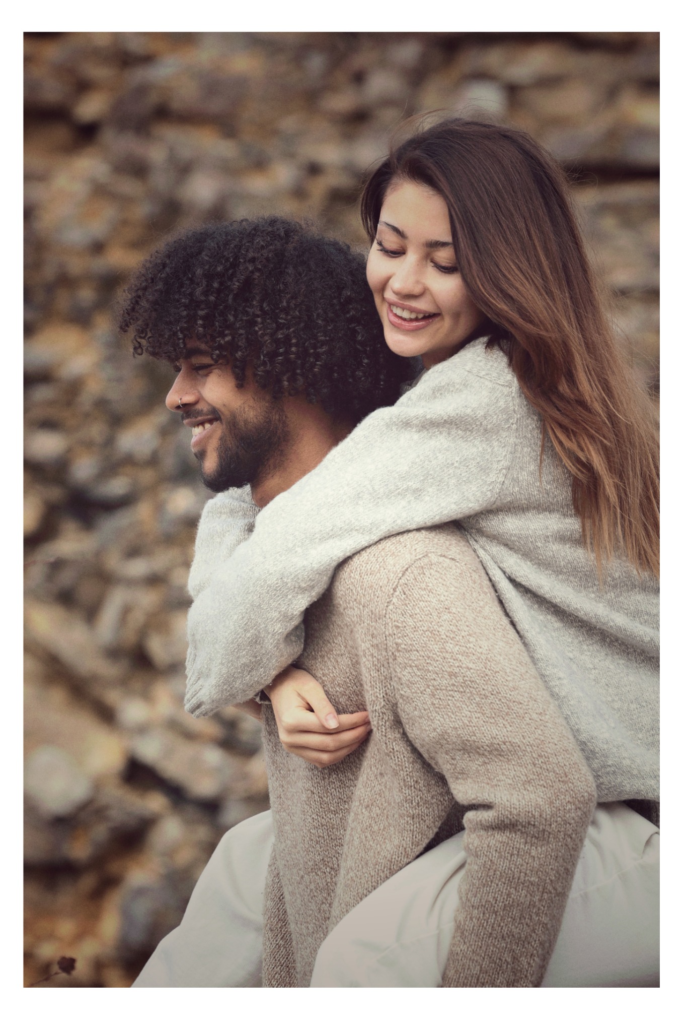 Lachendes Paar bei einem natürlichen Portraitshooting