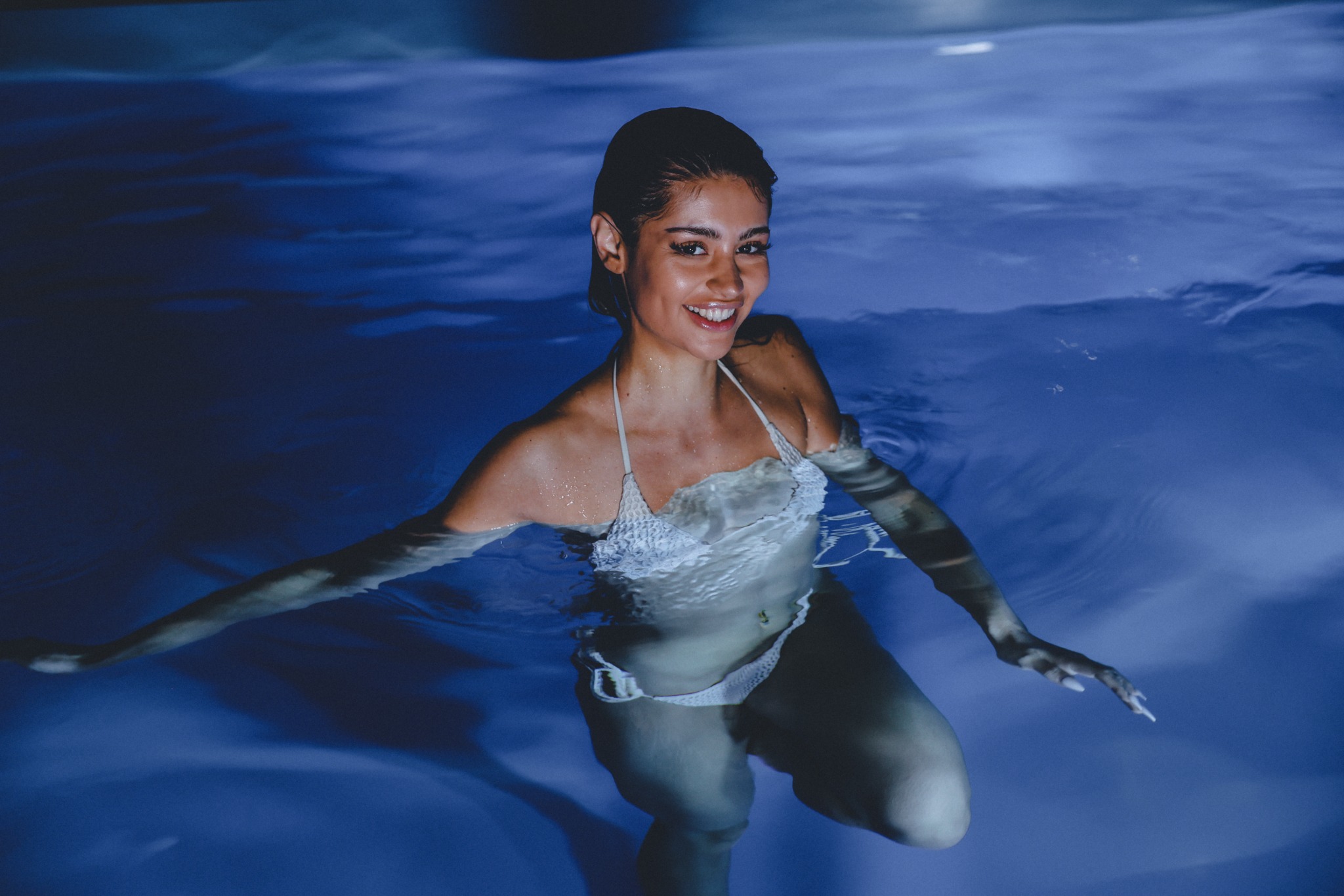 Junge Frau bei einem Portraitshooting im Pool