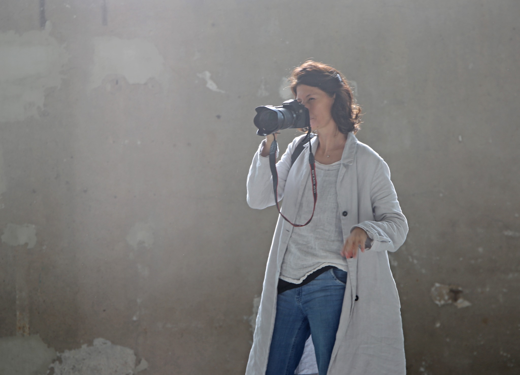 Fotografin Natalie Sieblitz bei der Arbeit mit ihrer Kamera