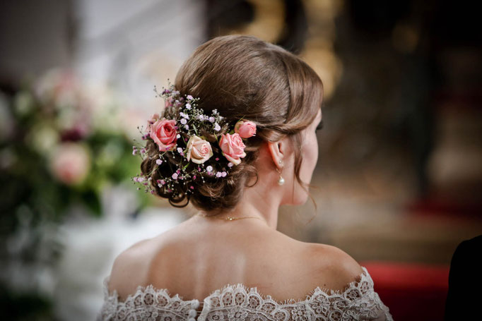 Blumenschmuck in der Hochsteckfrisur einer Braut