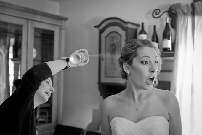 Lebendiger Moment beim Styling der Braut